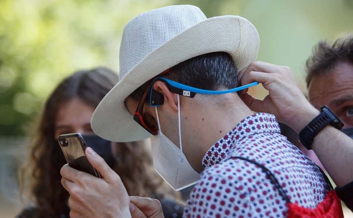 Persona con discapacidad visual haciendo el Camino de Santiago