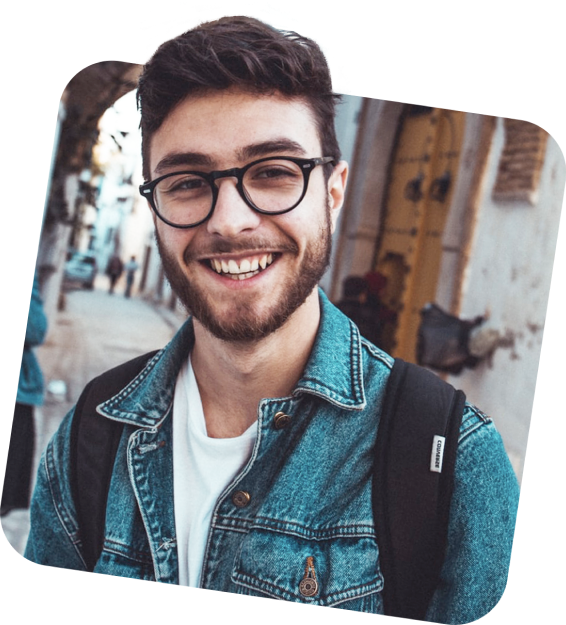 Chico con gafas y mochila sonriendo