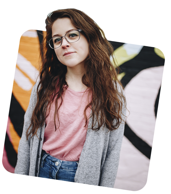 Chica joven con gafas